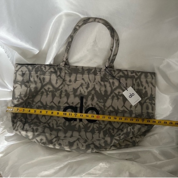 Brand New Alo Yoga Iconic Grey Tie Dye Shopper Bag - Picture 7 of 8